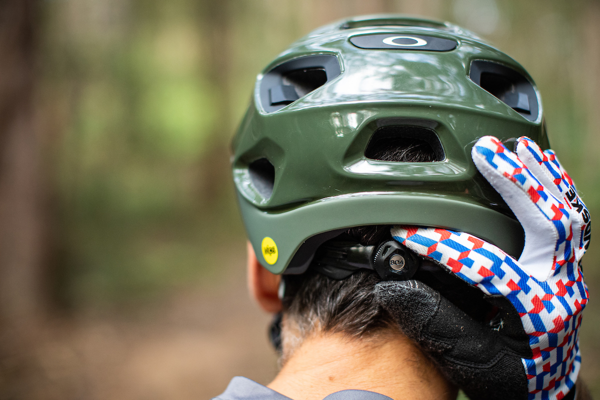 Oakley deals mountain bike helmet