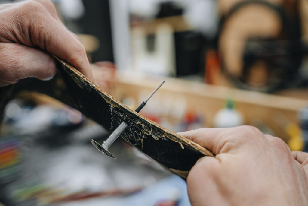 Repair a damaged tubeless tyre with a mushroom plug