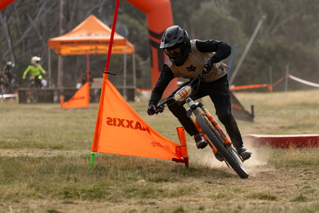 Fast, dusty conditions at Maxxis Dual Slalom